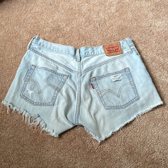 Levi’s 501 Distressed Light Wash High Rise Jean Shorts size 27 - Picture 4 of 5